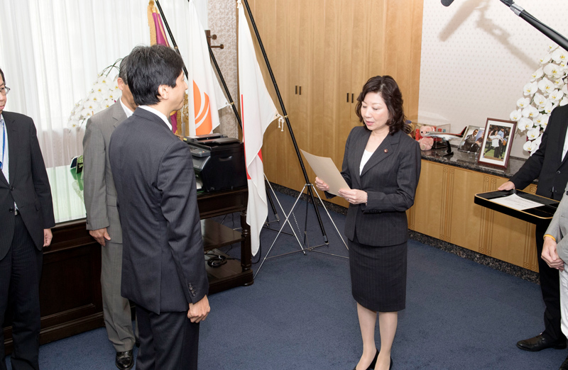 電子委任状取扱業務の認定式（2018年6月27日）にて野田総務大臣より認定書を交付される林社長